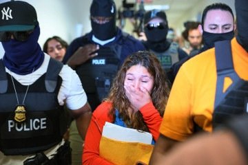 Agentes federais detêm imigrante em prédio da Justiça, em Nova York  -  (crédito: Michael M. Santiago/Getty Images/AFP)