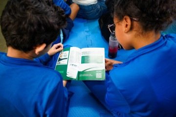 Crianças lendo informações sobre educação  -  (crédito: Divulgação: DPDF)