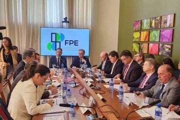 'Temos vários buracos na proposta que até inviabilizam não só o trabalho qualificado, bem pago, como o investimento. Você onerando cada vez mais pessoas de alta renda expulsa pessoas de alta renda do país', declarou o deputado Luiz Philippe de Orleans e Bragança (PL-SP) durante reunião da FPE  -  (crédito: Eduarda Esposito / CB/DaPress)