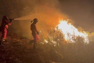 Bombeiros combatem chamas em incêndio florestal em Madrid -  (crédito: AFP)
