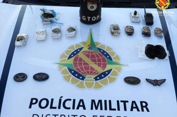 Porções de 'dry ice' e skunk sobre viatura da Polícia Militar do DF -  (crédito: Divulgação/PMDF)