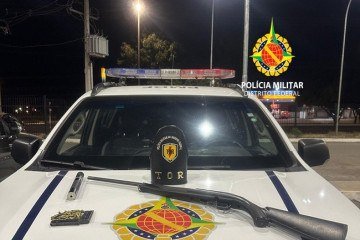 Espingarda, silenciador e munições sobre viatura da Polícia Militar do DF -  (crédito: Divulgação/PMDF)