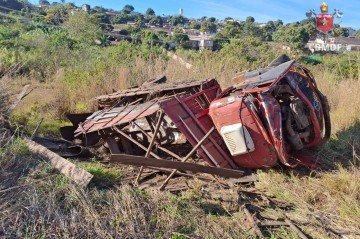Caminhão Mercedes-Benz, de cor laranja, tombado em ribanceira  -  (crédito: Divulgação/CBMDF)