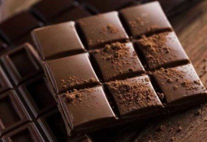 Chocolate amargo: Rico em flavonoides, o chocolate amargo (com 70% ou mais de cacau), quando consumido com moderaÃ§Ã£o, pode ajudar a melhorar a circulaÃ§Ã£o sanguÃ­nea, reduzir a pressÃ£o arterial e prevenir a formaÃ§Ã£o de coÃ¡gulos. -  (crédito: DivulgaÃ§Ã£o)