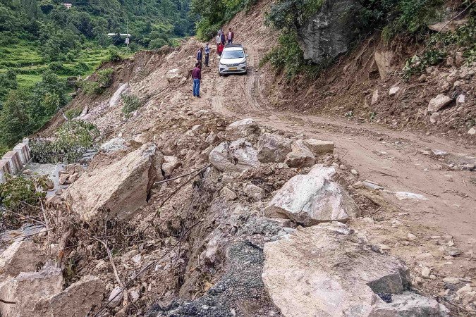Tempestade causou um enorme deslizamento de terra e inundações repentinas no estado de Uttarakhand, na Índia. Dezenas de pessoas estão desaparecidas             -  (crédito:  AFP)