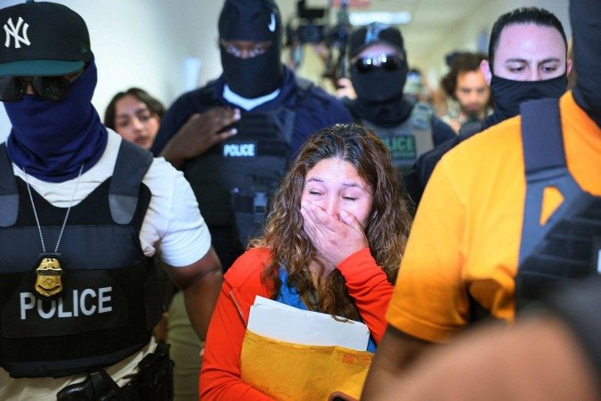 Agentes federais detêm imigrante em prédio da Justiça, em Nova York - (crédito: Michael M. Santiago/Getty Images/AFP) Agentes federais detêm imigrante em prédio da Justiça, em Nova York - (crédito: Michael M. Santiago/Getty Images/AFP)