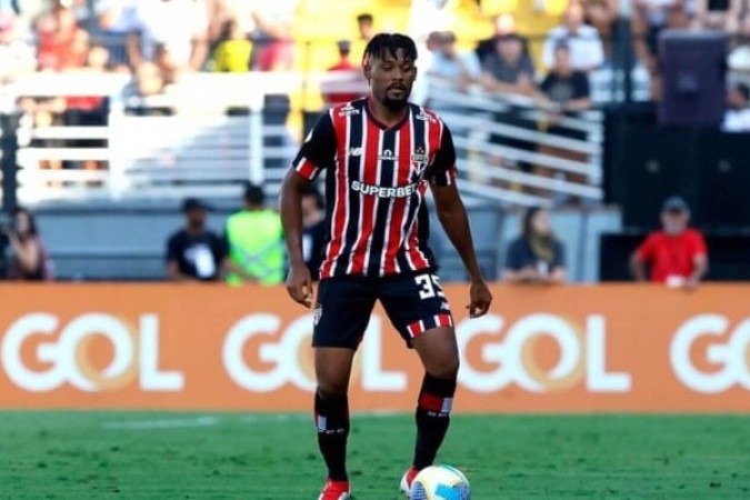 SABINO – Altos e baixos. Bom primeiro tempo, mas vacilante na etapa final, não sendo um bom auxiliar na ajuda ao lateral. NOTA 5,5. Foto: Rubens Chiri/saopaulofc.net