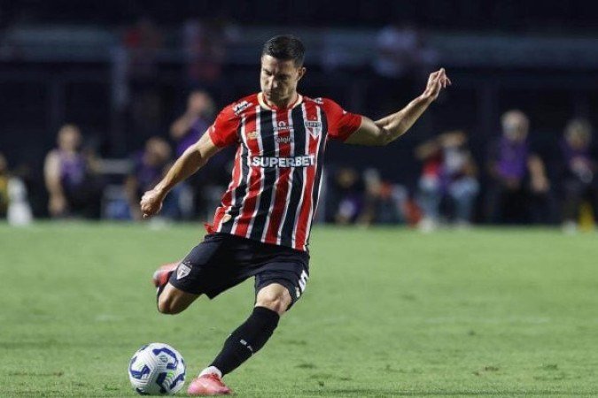 CÉDRIC SOARES - No primeiro tempo, foi perigoso aparecendo no apoio, mas errando na hora dos cruzamentos. Na defesa, travou bia disputa com Marlos Moreno, perdendo algumas vezes. No geral, atuação correta. NOTA 6,0. Foto: Rubens Chiri/saopaulofc.net