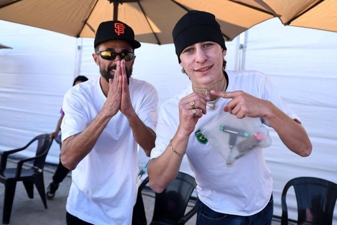 Filipe Mota e o amuleto da sorte: cruz dourada ganha um beijo a cada dropada do atleta campeão pan-americano - (crédito: Divulgação/PanAm Sports) Filipe Mota e o amuleto da sorte: cruz dourada ganha um beijo a cada dropada do atleta campeão pan-americano - (crédito: Divulgação/PanAm Sports)