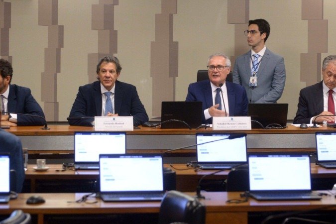 No Senado, Haddad defende cortes para equilibrar contas públicas