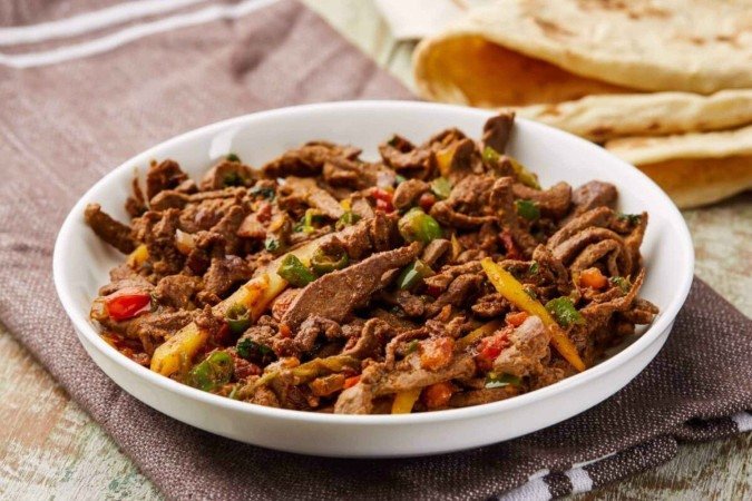 Refogado de fígado com legumes (Imagem: Food Shop | Shutterstock) -  (crédito: EdiCase)