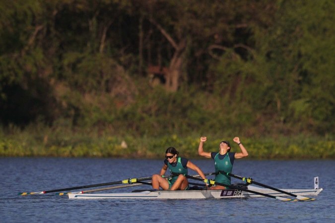 A comemoração de Lara Pizarro (D) ao cruzar a linha de chegada ao lado da companheira carioca Jennifer de Almeida, com a marca de 7min11s17 - (crédito: Felipe Zanca/ Panam Sports via Xpress Media) A comemoração de Lara Pizarro (D) ao cruzar a linha de chegada ao lado da companheira carioca Jennifer de Almeida, com a marca de 7min11s17 - (crédito: Felipe Zanca/ Panam Sports via Xpress Media)
