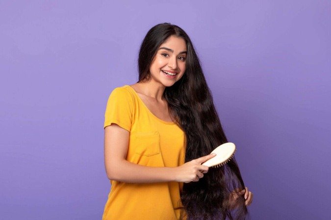 Cuidar do cabelo corretamente ajuda a mantê-lo saudável (Imagem: Prostock-studio | Shutterstock) - (crédito: EdiCase) Cuidar do cabelo corretamente ajuda a mantê-lo saudável (Imagem: Prostock-studio | Shutterstock) - (crédito: EdiCase)