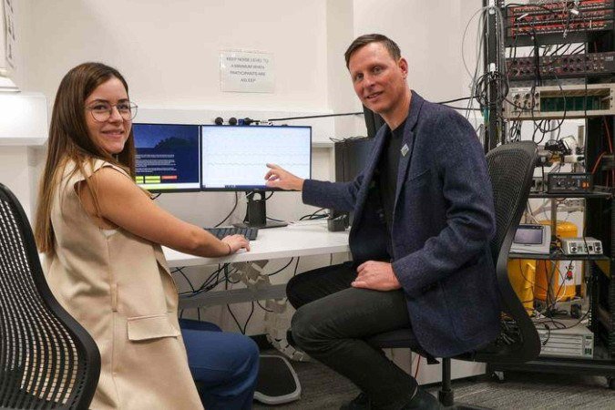 Pinila (E) e Eckert: rotina regular pode ajudar a enfrentar o problema -  (crédito: Flinders University/Divulgação )