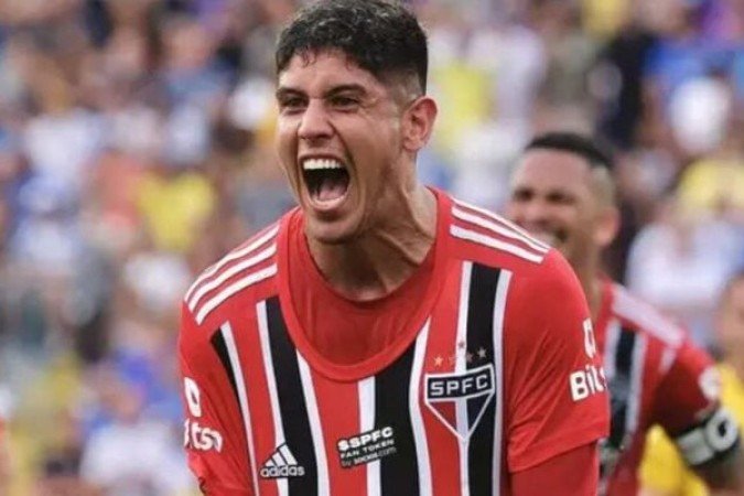 ALAN FRANCO - O mais seguro da defesa, cortando a maioria das bolas que apareceram pelo seu lado e dando uma ajuda aos dois companheiros de zaga. NOTA 7,0. Foto: Rubens Chiri/saopaulofc.net 