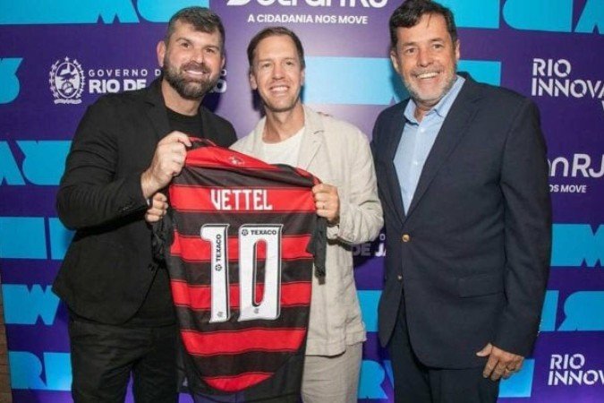 Sebastian Vettel posa de Flamengo durante o Rio Innovation Week -  (crédito: Foto: TurisRio/Instagram)