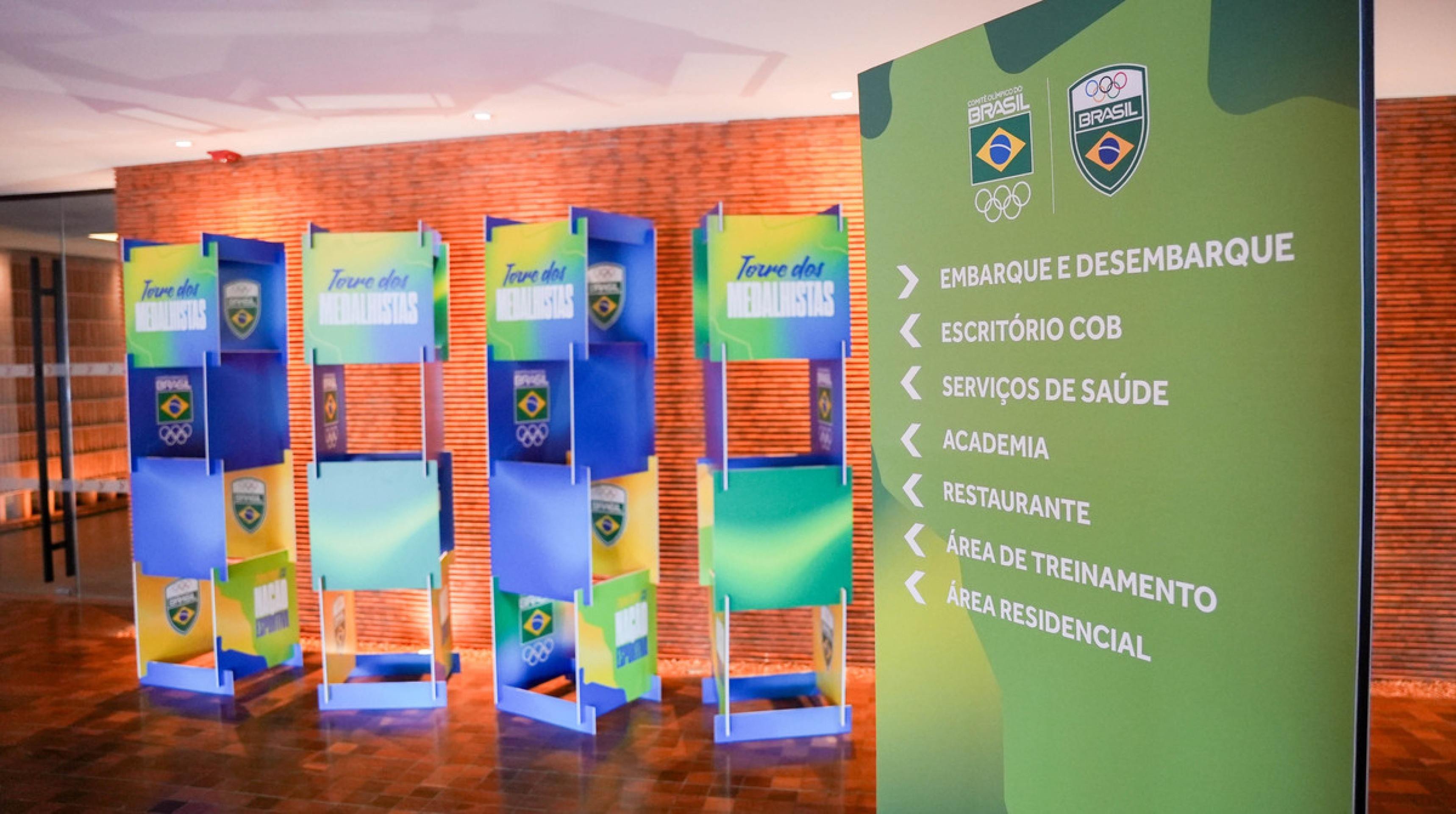 Há dois espaços voltados para celebrar os medalhistas: além do contador de conquistas, o COB montou torres para adicionar fotos de quem subir ao pódio    