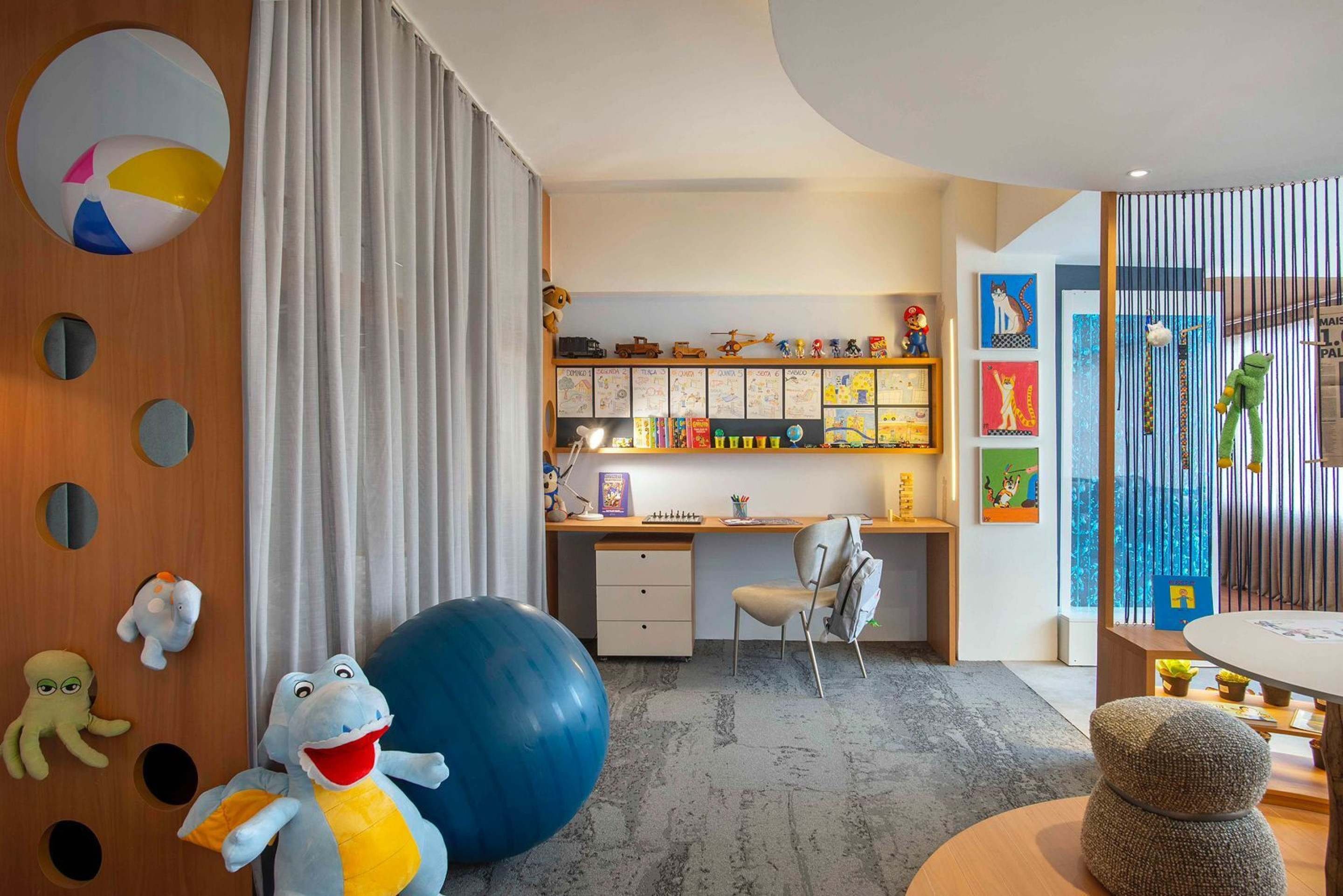 A cama coberta com uma cortina foi pensada para que as crianças autistas se sentissem mais seguras 