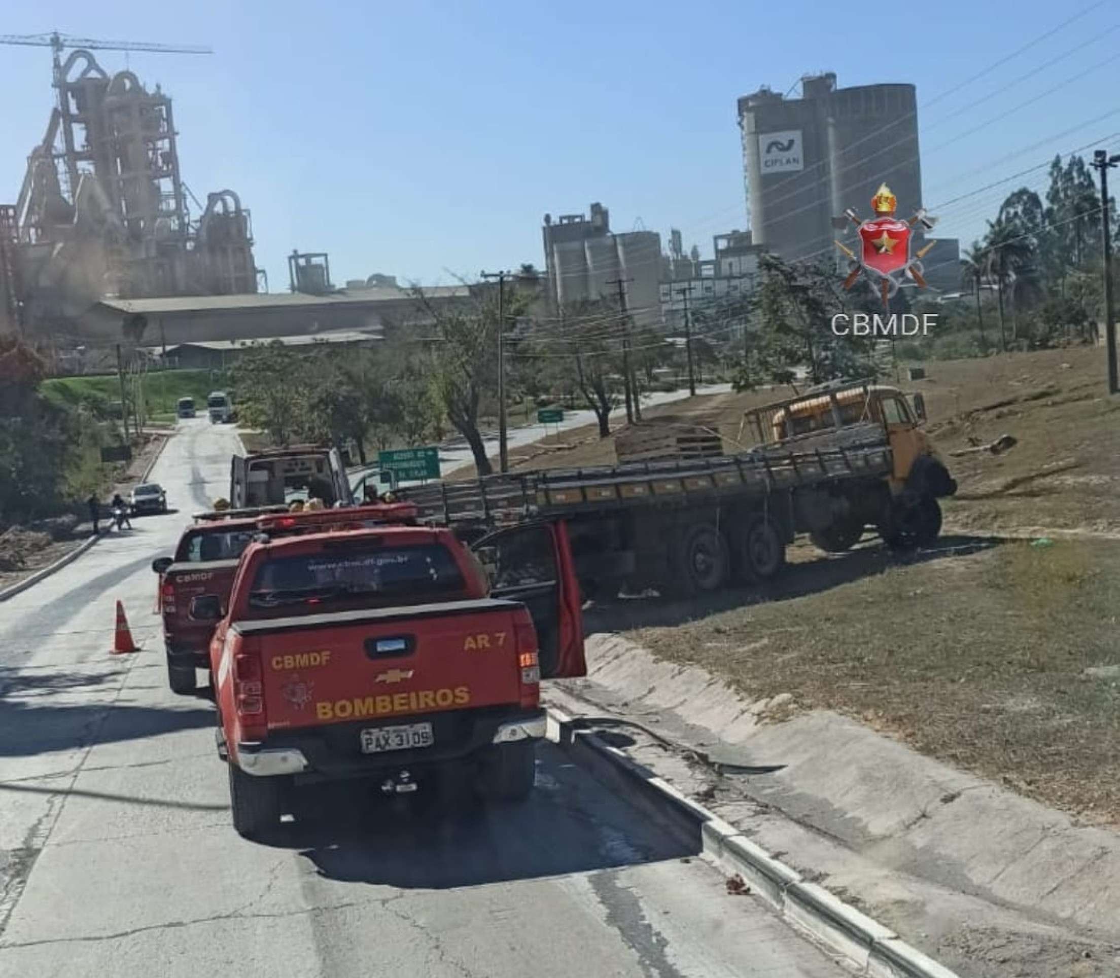 Caminhão saiu da pista e deixou motorista ferido