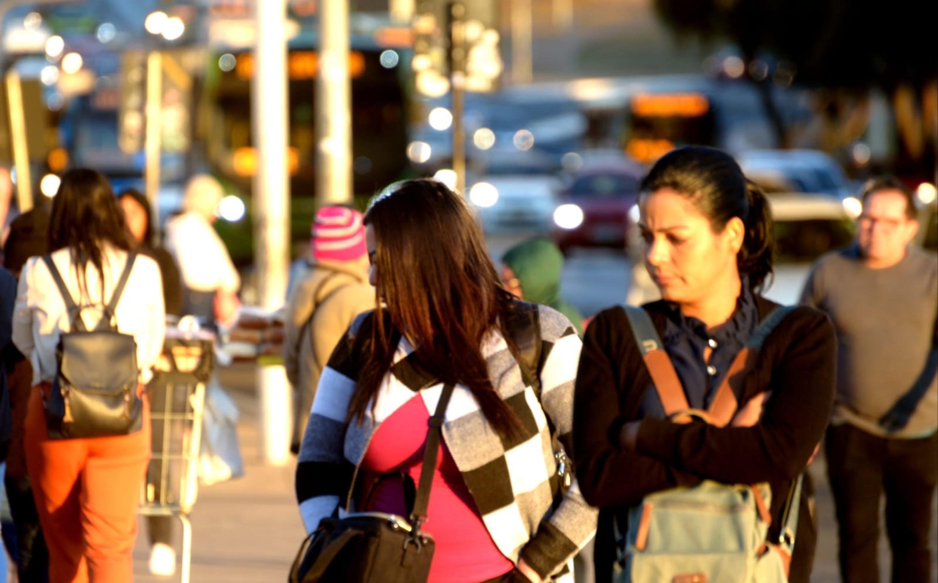 Brasilienses saíram de casa agasalhados. Na imagem, mulheres com roupas de frio
