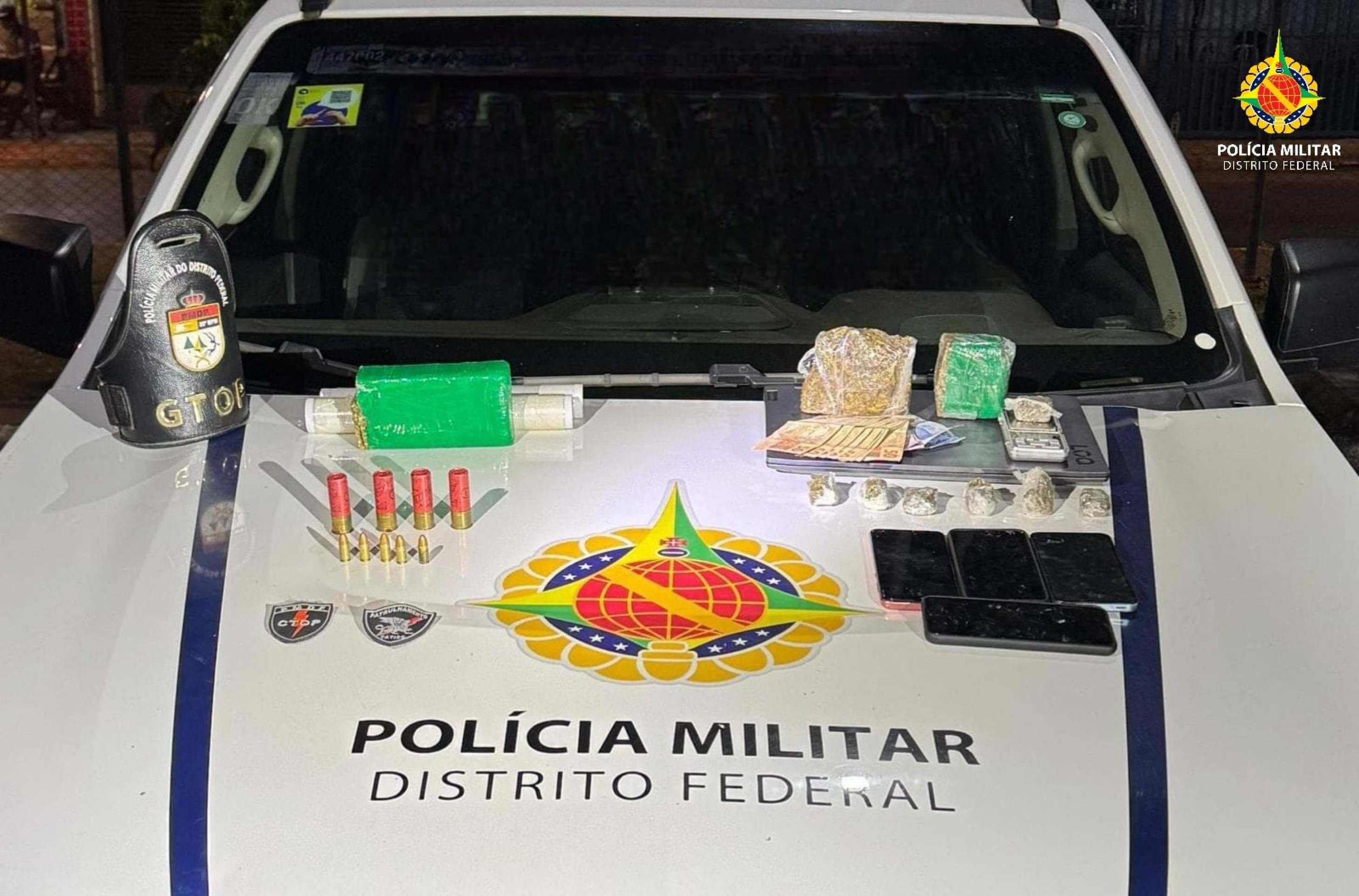 Drogas, celulares e munições sobre viatura da Polícia Militar do DF
