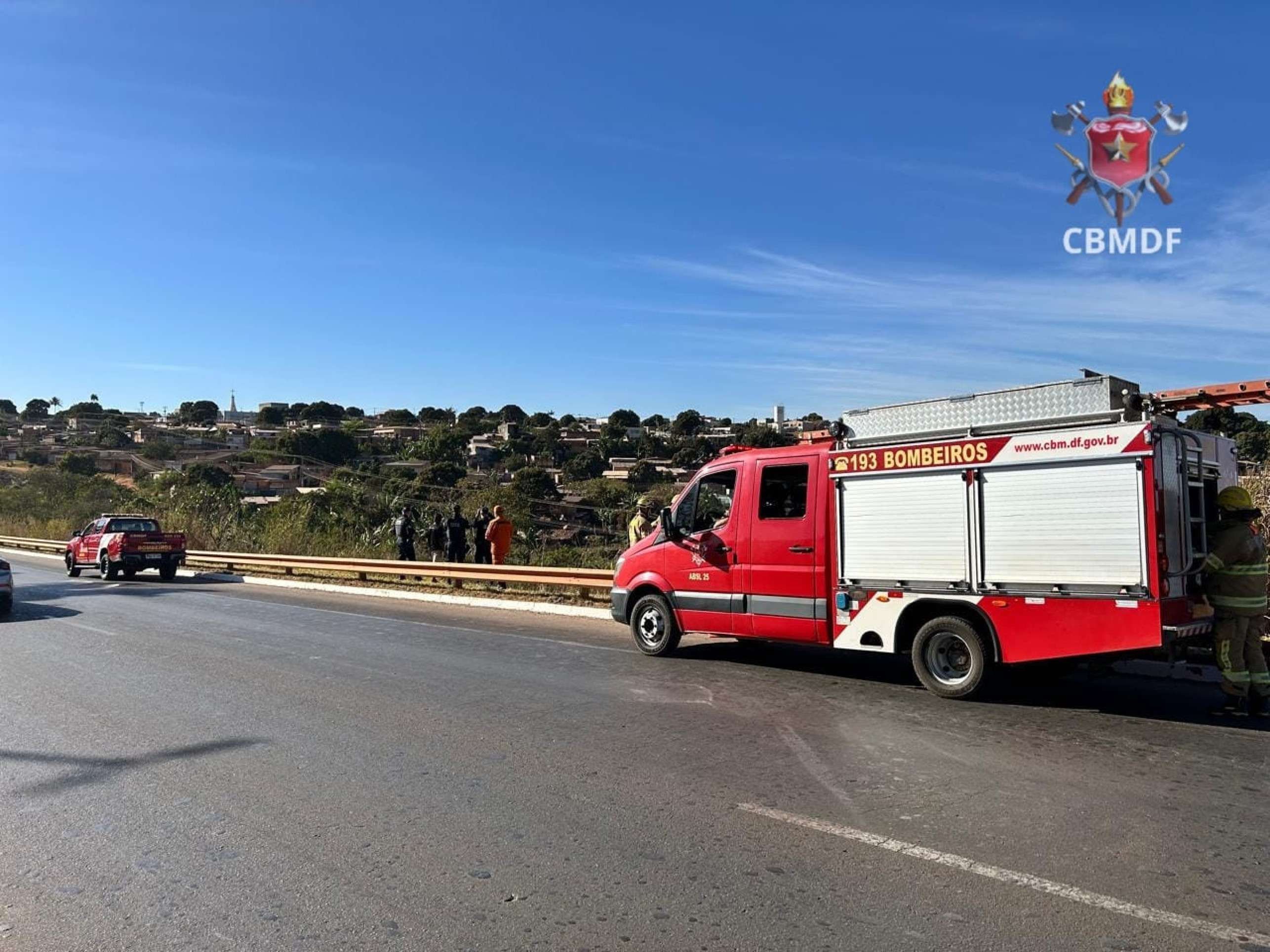 Viatura do Corpo de Bombeiros parada na DF-290, em Santa Maria