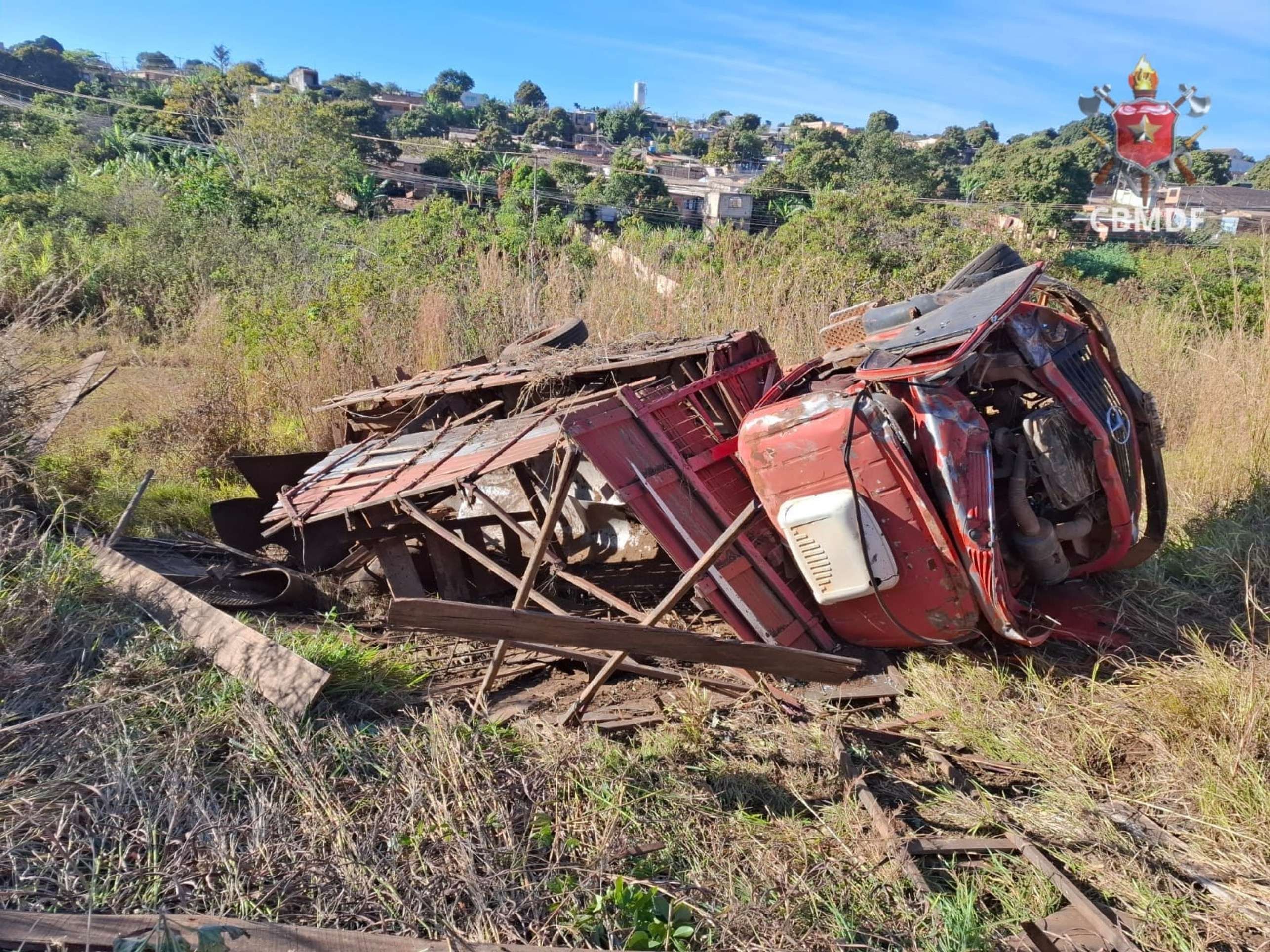 Caminhão capota após cair em ribanceira na DF-290, em Santa Maria