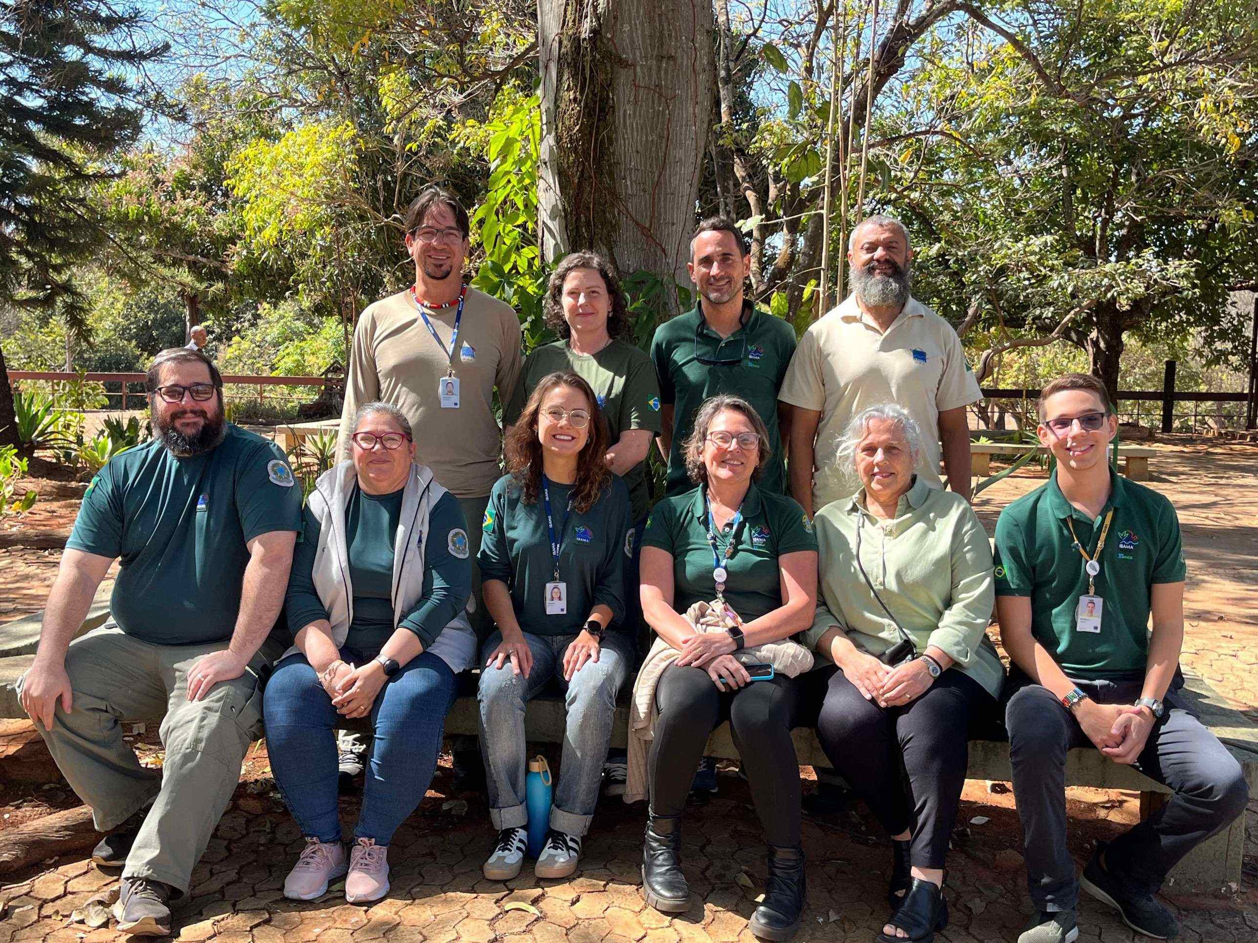 Parte da equipe dos Centros de Triagem de Animais Silvestres do IBAMA