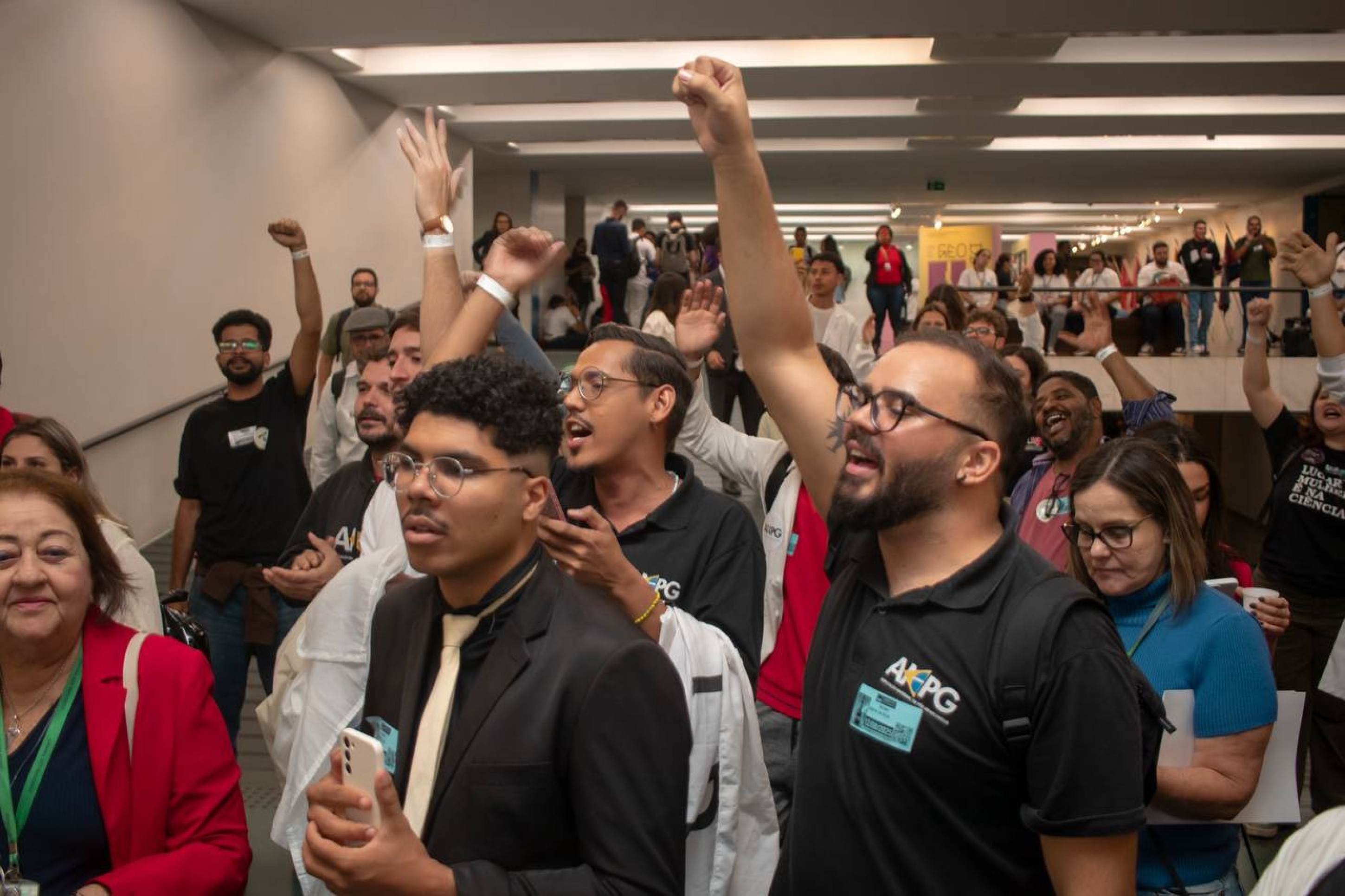 Jovens cientistas marcham a Brasília por reajuste de bolsas e defesa da soberania