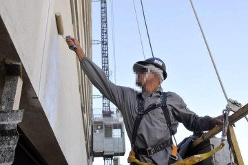 Bom exemplo: o uso de equipamento de proteção individual (EPI) é fundamental para evitar tragédias no trabalho, alertam especialistas -  (crédito: Minervino Júnior/CB)