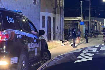  Feminicídio no Itapoã: homem mata namorada a facadas na calçada de casa
O autor, identificado como William Lopes, 28 anos, foi preso em flagrante pela Polícia Militar ( PMDF ) -  (crédito:  Nathália Queiroz/CB/D.A Press)