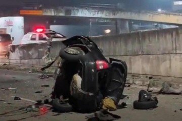 Carro ficou destruído após bater na mureta de um viaduto durante a madrugada -  (crédito: Reprodução/Redes sociais)