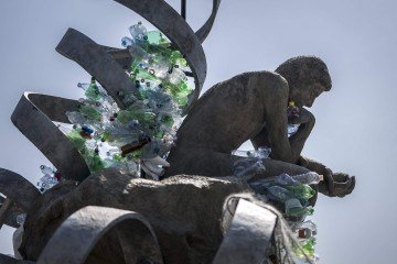 A obra O Fardo do Pensador, releitura do icônico O Pensador de Rodin, foi instalada 
em frente ao Escritórios das Nações Unidas, 
em Genebra: 
consenso difícil  -  (crédito:  AFP)