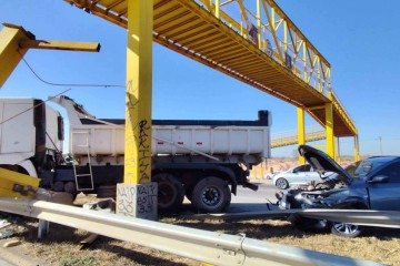 Caminhão bate em passarela de pedestres na Estrutural após acidente com carro  -  (crédito: Ed Alves/CB/D.A Press)