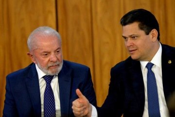 Presidente Lula em conversa com o presidente do Senado, Davi Alcolumbre (União-AP), durante cerimônia de assinatura da MP 'Brasil Soberano', no Planalto -  (crédito: Ed Alves/CB/D.A Press)