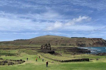 O turismo, principal fonte de renda da ilha, depende da preservação dos moai e de outros sítios arqueológicos -  (crédito: Noah Paoa/Divulgação)