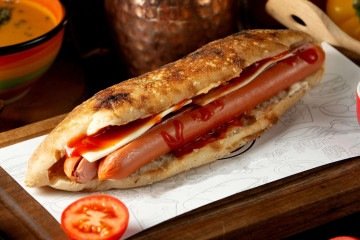 Duas pessoas morrem após comerem sanduíche de salsicha com nabo na Itália       -  (crédito: Reprodução/Freepik)