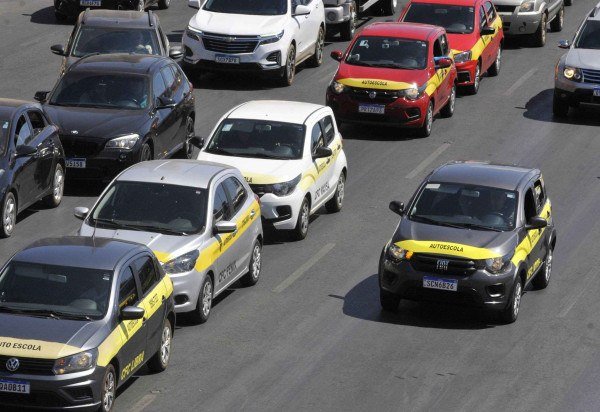  13/08/2025 CrÃ©dito: Marcelo Ferreira/CB/D.A Press. Brasil. BrasÃ­lia - DF -  Carreata de empresas auto-escolas no Eixo Monumental.