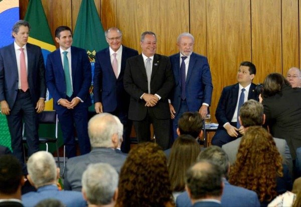 Anúncio da MP ocorreu no Palácio do Planalto, com a presença de diversos ministros de Estado, presidentes da Câmara e do Senado, empresários e sindicalistas - (crédito: Ed Alves/CB/D.A Press)
