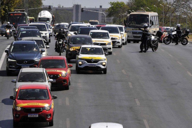  13/08/2025 Crédito: Marcelo Ferreira/CB/D.A Press. Brasil. Brasília - DF -  Carreata de empresas auto-escolas no Eixo Monumental.