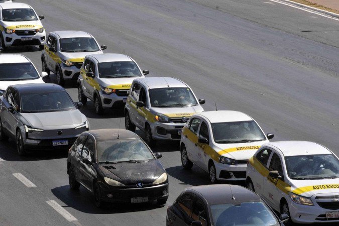  13/08/2025 Crédito: Marcelo Ferreira/CB/D.A Press. Brasil. Brasília - DF -  Carreata de empresas auto-escolas no Eixo Monumental.