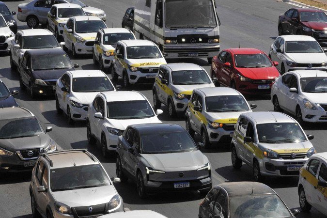  13/08/2025 Crédito: Marcelo Ferreira/CB/D.A Press. Brasil. Brasília - DF -  Carreata de empresas auto-escolas no Eixo Monumental.
