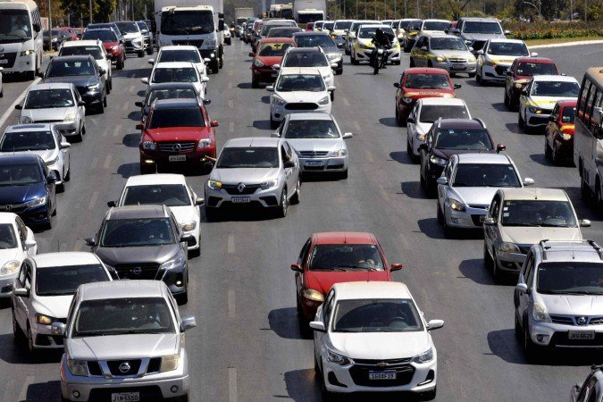  13/08/2025 Crédito: Marcelo Ferreira/CB/D.A Press. Brasil. Brasília - DF -  Carreata de empresas auto-escolas no Eixo Monumental.