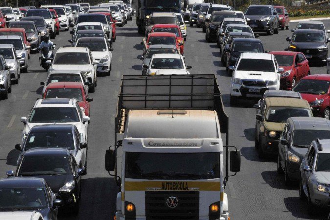  13/08/2025 Crédito: Marcelo Ferreira/CB/D.A Press. Brasil. Brasília - DF -  Carreata de empresas auto-escolas no Eixo Monumental.