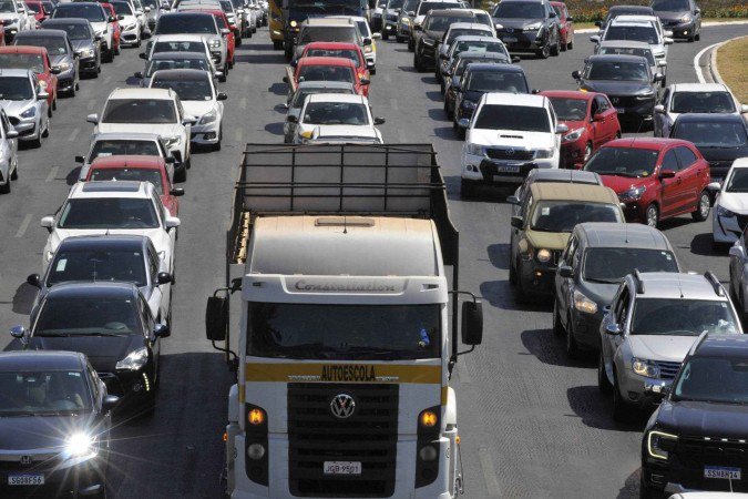  13/08/2025 Crédito: Marcelo Ferreira/CB/D.A Press. Brasil. Brasília - DF -  Carreata de empresas auto-escolas no Eixo Monumental.