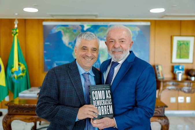 Professor exibe com Lula um dos seus mais importantes livros, que diagnostica como lideranças personalistas (tipo Trump) solapam o Estado de Direito -  (crédito: Ricardo Stuckert/PR)