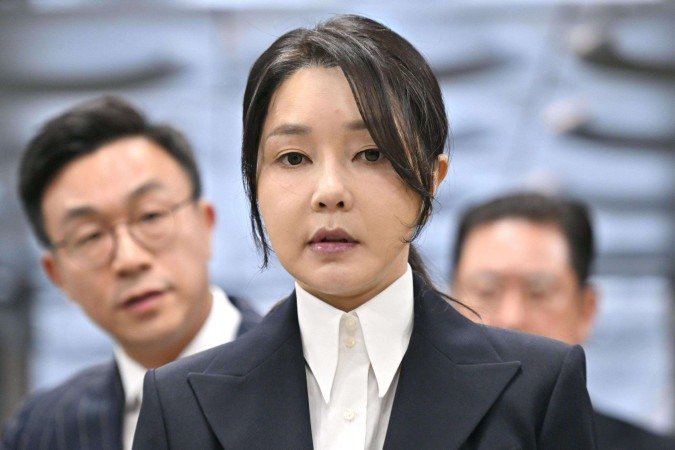 Kim Keon Hee atraiu atenção mesmo antes que o seu marido entrasse na política - (crédito: Getty Images) Kim Keon Hee atraiu atenção mesmo antes que o seu marido entrasse na política - (crédito: Getty Images)