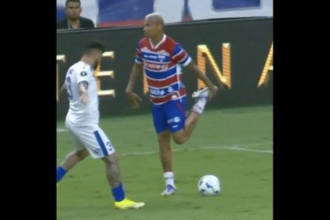 Torcida do Fortaleza se irrita com Deyverson após fingir chute e recolher a perna  -  (crédito: Foto: Reprodução / Conmebol)