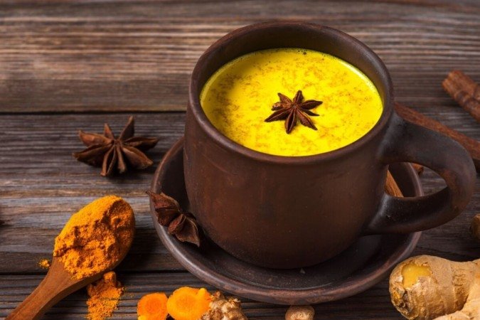 Chá de cúrcuma com gengibre e anis-estrelado (Imagem: artem evdokimov | Shutterstock)  -  (crédito: EdiCase)