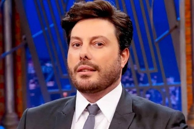 Danilo Gentili mostra sua força e bomba em plataforma do YouTube do SBT -  (crédito: Obeservatório da TV)